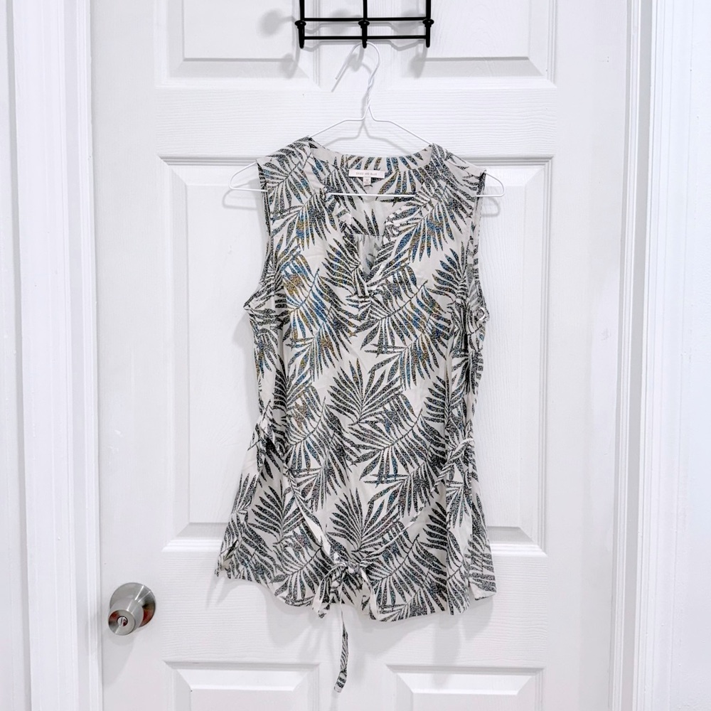 🌿 Skies Are Blue Sleeveless Palm Print Blouse – Size M